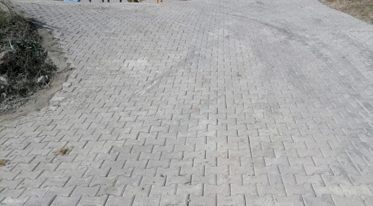 Bir köye daha parke taş döşendi 