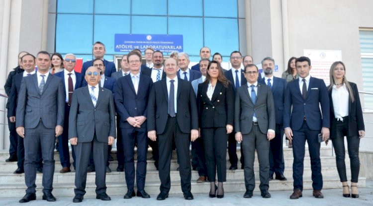 Laboratuvarları inceledi 