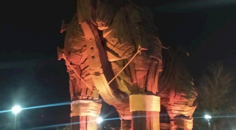 Turuncu ışıkla aydınlatılıyor