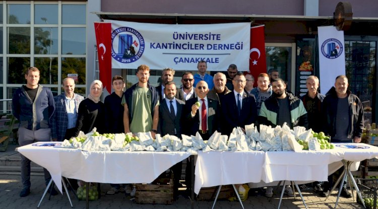 ÇOMÜ’de öğrencilere elma ikramı