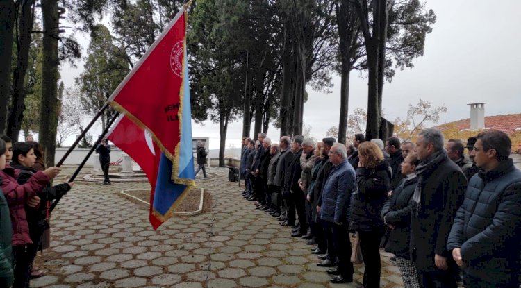 Kabri başında anıldı