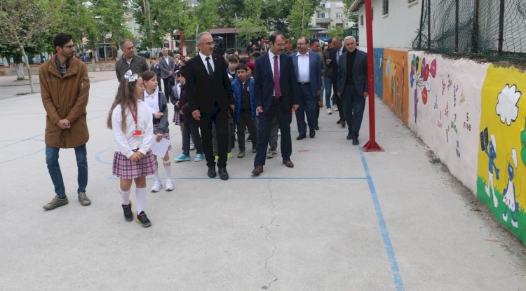 Biga’da Öğrenciler Okul Bahçe Duvarlarını Rengarenk Yaptı