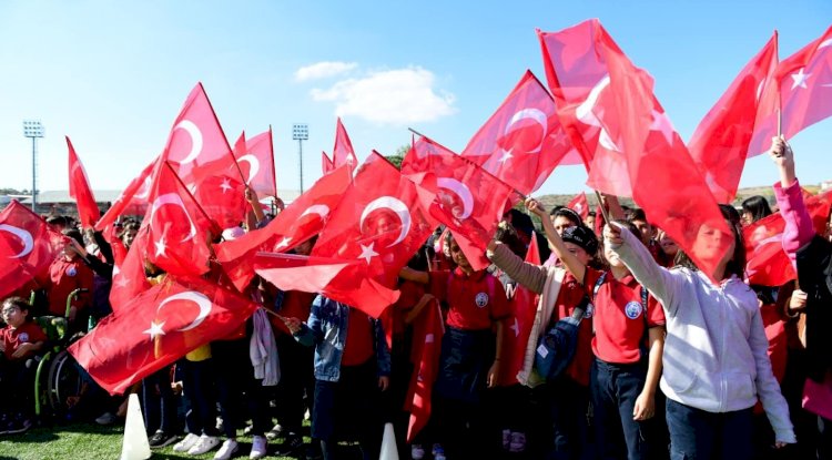 Ezine 22 Eylül Stadyumu’nda 19 Mayıs Törenlerle Kutlandı