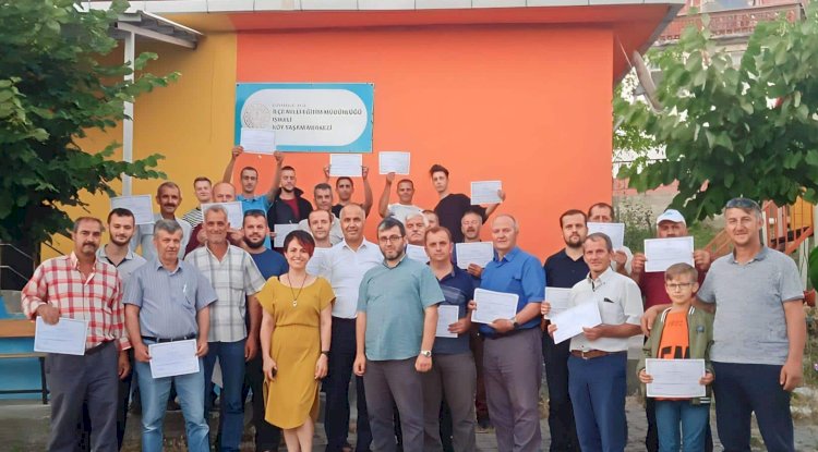 Eğitimlerin sonunda sertifikalarını aldılar