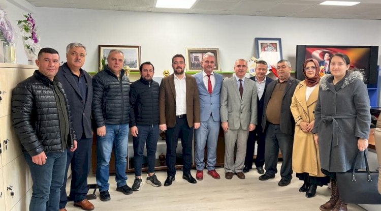 AK Partili Başkandan öğretmenlere çiçek