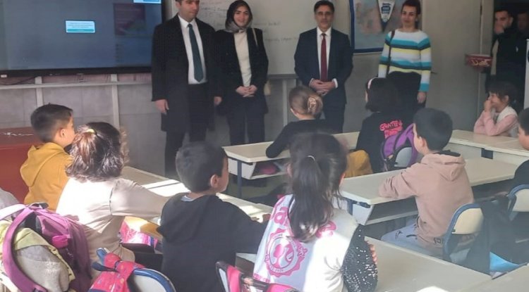 Okulları ziyaret ederek öğrencilerle buluşuyor