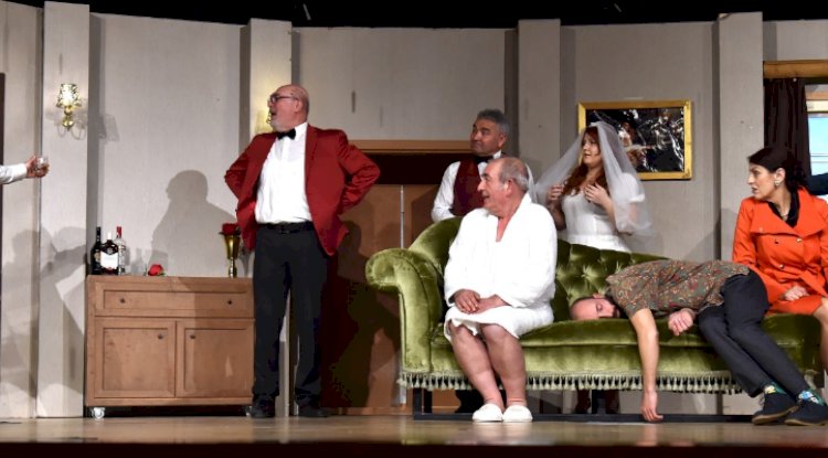 “Karmakarışık” Perdelerini Yeniden Açtı