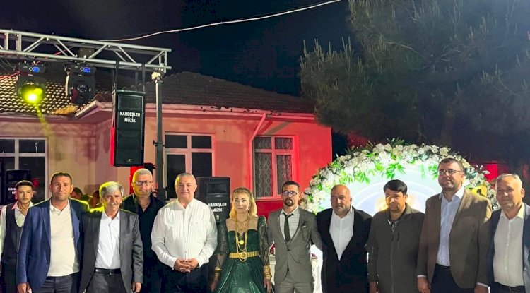 Başkan Oruçoğlu genç çifte yüzükleri taktı