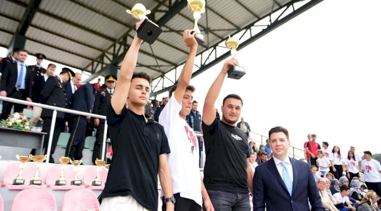 19 MAYIS EZİNE’DE ÇOŞKUYLA KUTLANDI