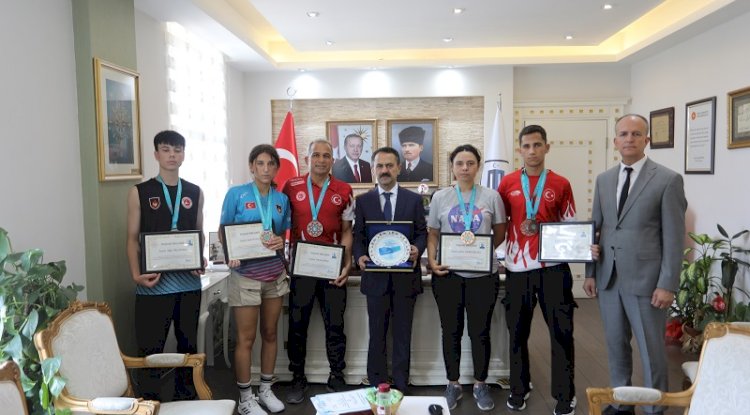 Sporcular belgelerini aldı