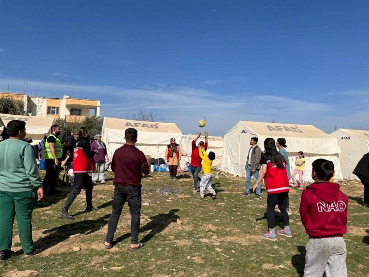 GÖNÜLLÜ EKİPLER ÇOCUKLARIN YANINDA…