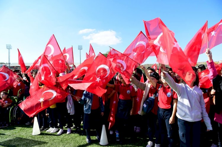 Ezine 22 Eylül Stadyumu’nda 19 Mayıs Törenlerle Kutlandı