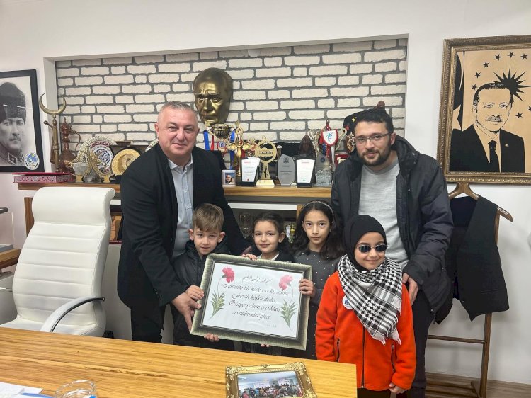 Miniklerden Başkan Oruçoğlu’na anlamlı hediye