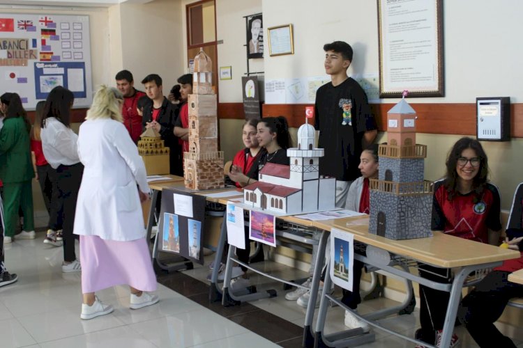 ÖĞRENCİLERİN HAZIRLADIKLARI MAKET SERGİSİ AÇILDI