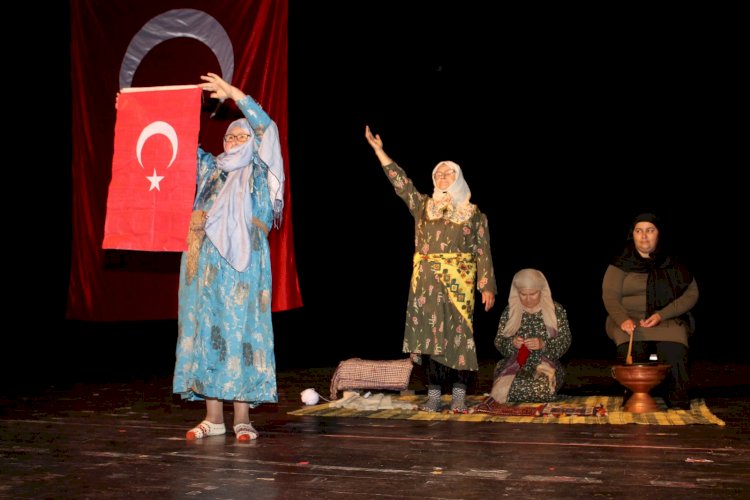 Kadınlardan muhteşem tiyatro gösterisi