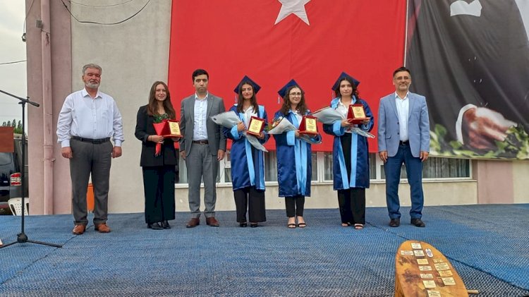 Öğrenciler törende kep fırlattı